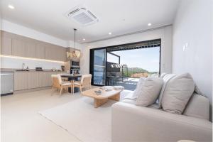 Tide One-Bedroom Apartment With Terrace