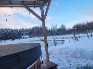 Domki nad stawem w Harszu