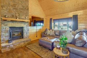 Fish, Raft and Relax! Spacious Sulphur Springs Home