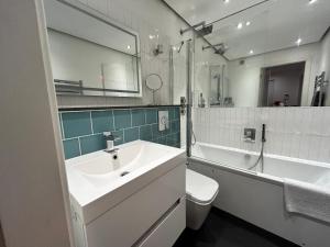 Modern 2BR East London Flat with Balcony near the tube