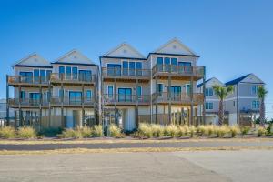 Walk to Surf City Beach! Group Getaway with Elevator