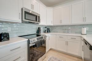 Walk to Surf City Beach! Group Getaway with Elevator