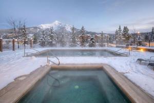 Big Sky Base Camp Fireplace Views & Hot Tub