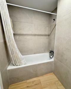 Penthouse duplex with jacuzzi, 5 min to beach