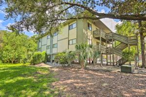 Golf, Shop and Relax Beachside! Hilton Head Getaway