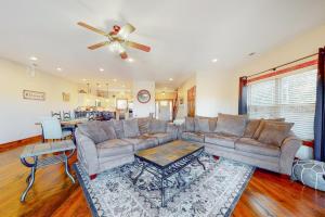 Spacious Lakeview Townhouse Sleeps 8 Deck Grill