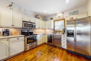 Spacious Lakeview Townhouse Sleeps 8 Deck Grill