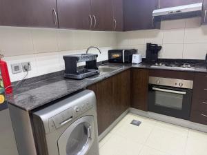Modern 1BR private parking near Cleveland hospital