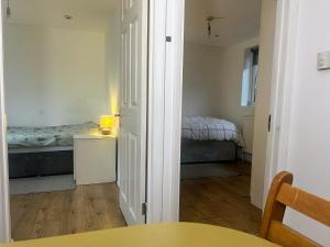 Abidjan is near Heathrow FELTHAM compact single room