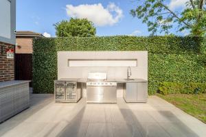 Emerson Park Villa, Heated Pool, Hot Tub, Cinema