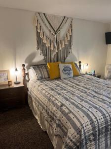 HonkeyTonk Hideaway, Walkable to Everything!