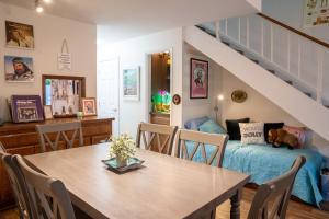 HonkeyTonk Hideaway, Walkable to Everything!