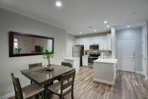 Modern 2-BR Condo near West Gate