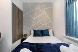 Luxury Spacious Villa, 5 Bedrooms, Sleeps 10, 8 Beds, Free Parking, WIFI, City Center