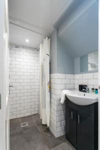 Luxury Spacious Villa, 5 Bedrooms, Sleeps 10, 8 Beds, Free Parking, WIFI, City Center