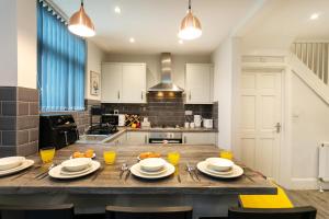 Luxury Spacious Villa, 5 Bedrooms, Sleeps 10, 8 Beds, Free Parking, WIFI, City Center