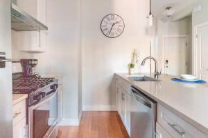 Jennifers Modern Federal Hill Apt w Private Deck