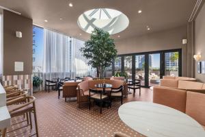 Luxury Apt Steps from Bayfront Park