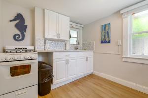 1 Mi to Lake Worth Beach Studio with Shared Patio