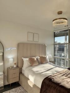 Lux 2-Bed City Centre Apartment Sleeps 6 Free Parking Balcony Near Leeds Station & Millennium Square view