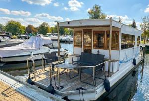 Hausboot in Berlin, festliegend im Yachthafen Schmöckwitz, mit Heizung