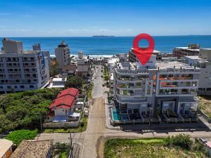 Apartamento com área de lazer completo à 100 metros da praia de Mariscal - Bombinhas