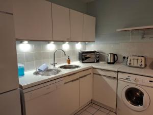 Arvonia sleeps 7, sea views, dog friendly