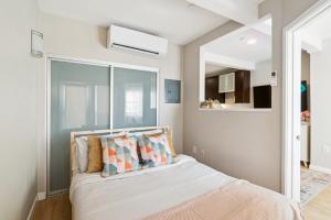 Sunny Santa Monica Retreat, Walk to Beach