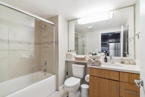 Sunny Santa Monica Retreat, Walk to Beach