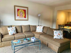 HonkeyTonk Hideaway, Walkable to Everything!