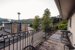 Best Location 5 Bed 4 Bath In Law Suite