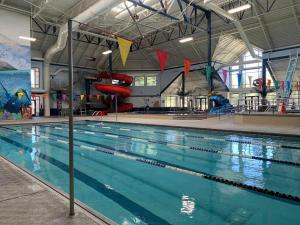 4th Street Alpine Loft - New - Central Ski Hub - King Bed, Garage Parking, Hot Tub, Great Location