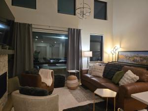 4th Street Alpine Loft - New - Central Ski Hub - King Bed, Garage Parking, Hot Tub, Great Location