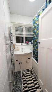 Spacious 4 BDR House By WillCo Property Short Lets & Serviced Accommodation Bristol With Free Parking & Ideal for Families, Contractors