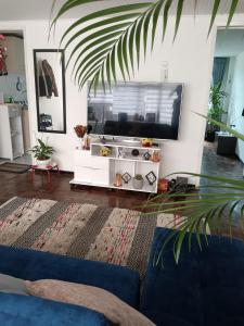 Habitación con cama doble, baño privado y patio