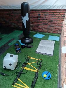 Habitación con cama doble, baño privado y patio