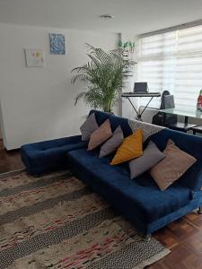 Habitación con cama doble, baño privado y patio