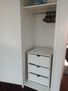 Habitación con cama doble, baño privado y patio