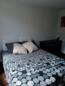 Habitación con cama doble, baño privado y patio