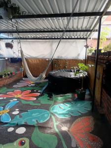 Habitación con cama doble, baño privado y patio