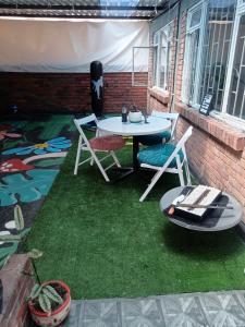 Habitación con cama doble, baño privado y patio