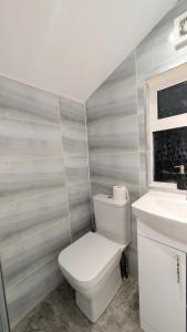 Spacious 4 BDR House By WillCo Property Short Lets & Serviced Accommodation Bristol With Free Parking & Ideal for Families, Contractors