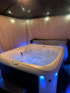 Newly remodeled Near Lake 4BR Hot Tub Navy Family home