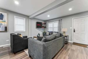 Newly remodeled Near Lake 4BR Hot Tub Navy Family home