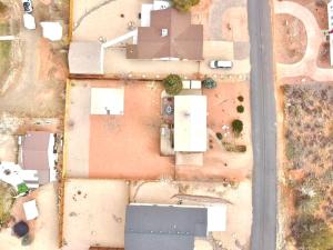 Kanab home with HUGE fenced in backyard-Pets Welcome