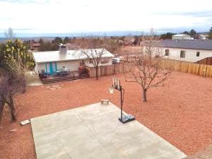 Kanab home with HUGE fenced in backyard-Pets Welcome