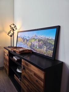 4th Street Alpine Loft - New - Central Ski Hub - King Bed, Garage Parking, Hot Tub, Great Location