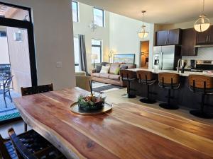 4th Street Alpine Loft - New - Central Ski Hub - King Bed, Garage Parking, Hot Tub, Great Location