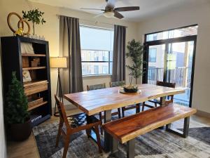 4th Street Alpine Loft - New - Central Ski Hub - King Bed, Garage Parking, Hot Tub, Great Location
