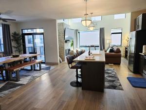 4th Street Alpine Loft - New - Central Ski Hub - King Bed, Garage Parking, Hot Tub, Great Location